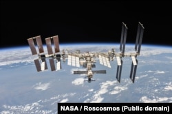 Международная космическая станция, сфотографированная с космического корабля «Союз» после расстыковки, ноябрь 2018 года