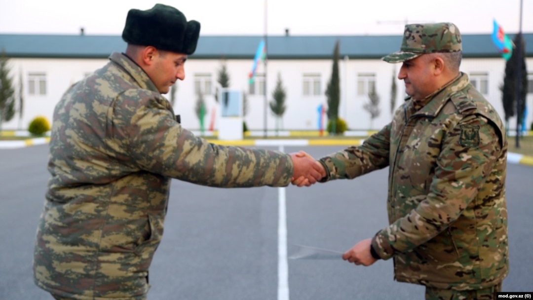 General-mayor Hikmət Həsənov xidmətdə fərqlənən hərbi qulluqçunu fəxri fərmanla təltif edir. 2020 