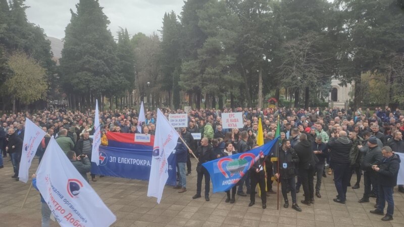 Protest radnika Elektroprivrede Republike Srpske pred upravom u Trebinju 