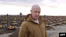 Евнений Пригожин на фоне кладбища с могилами наемников ЧВК "Вагнер" в Краснодарском крае