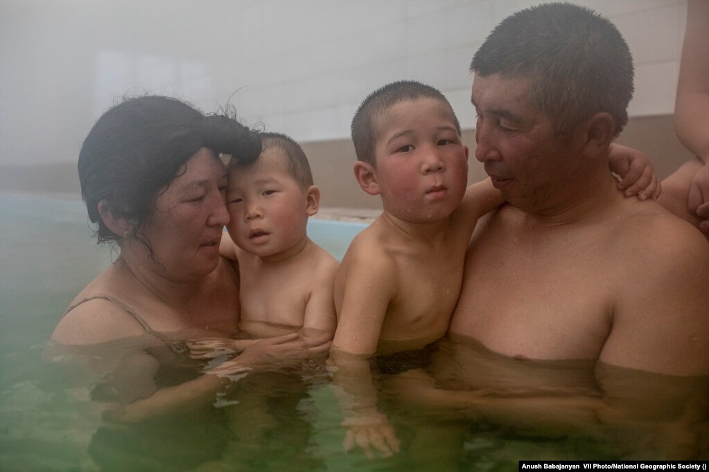 Jaynagul Brjieva dhe familja e saj shihen në një banjë në Kirgizi më 9 mars 2021. Ujërat e banjave besohet se kanë veti shëruese. Fotografja Anush Babajanyan është shpërblyer për fotografitë më të mira në një projekt afatgjatë. &nbsp; &nbsp;