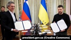 Президент України Володимир Зеленський і прем’єр-міністр Словенії Роберт Голоб (ліворуч). Київ, 31 березня 2023 року 