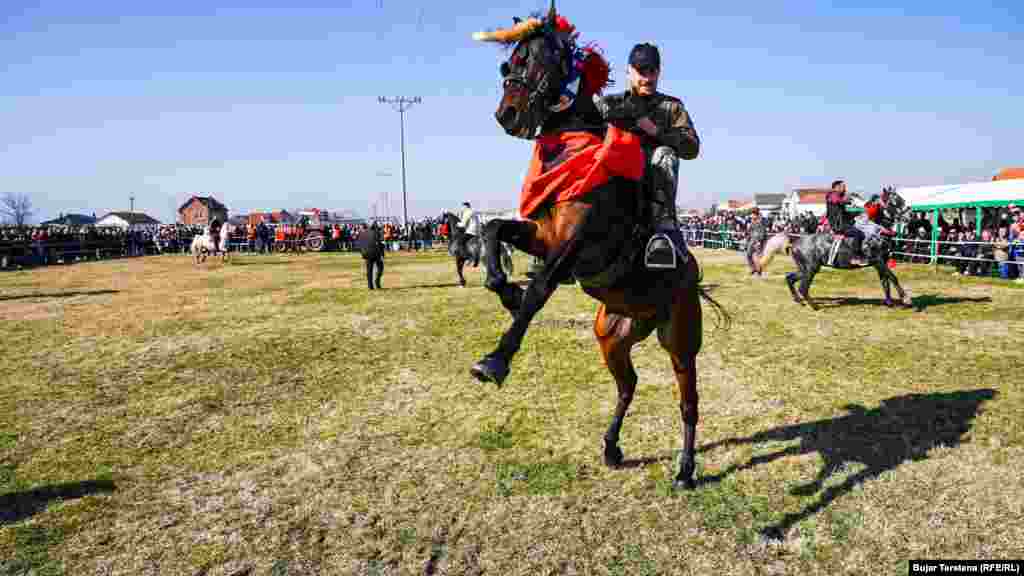 Një pjesëmarrës në garën me kuaj të mbajtur më 17 shkurt në një fshat të Ferizajt.&nbsp;