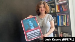 Nino Zuriasvili veterán oknyomozó újságíró az őt ábrázoló plakátok egyikével