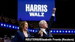 Potpredsjednica SAD-a i demokratska predsjednička kandidatkinja Kamala Harris i njen novoizabrani potpredsjednički kandidat za potpredsjednika SAD-a, guverner Minnesote Tim Walz,na predizbornom skupu u Philadelphiji, Pennsylvania, SAD, 6. avgusta 2024.