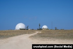 База РЛС, Тарханкут. Здесь был расположен радиолокационный узел : комплекс «Небо-М» и РЛС «Каста-2Е2». По периметру подготовлены позиции для ПВО