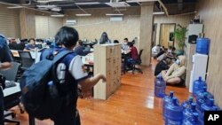 Filipinska policije za borbu protiv cyber kriminala pretresla urede jedne firme u Las Pinasu na Filipinima, 27. juni 2023.