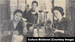 Muncitoarele de la Uzina de utilaj electric din Bălți efectuează un ultim control al producției înainte de a o livra constructorilor de la Aswan. „Cultura Moldovei”, 24 mai 1964. 