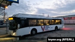 Aqmescitteki "Şarqiy" avtostantsiyasında avtobus, qomşu Rusiyedeki prezident saylavlarınıñ reklaması ile