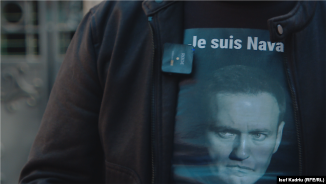 Fotografia e Navalnyt në bluzën e një protestuesi në Shkup.