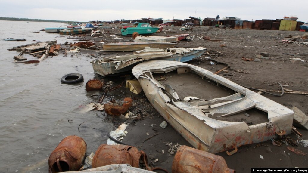 Le rive disseminate di rifiuti del fiume Norilsk.
