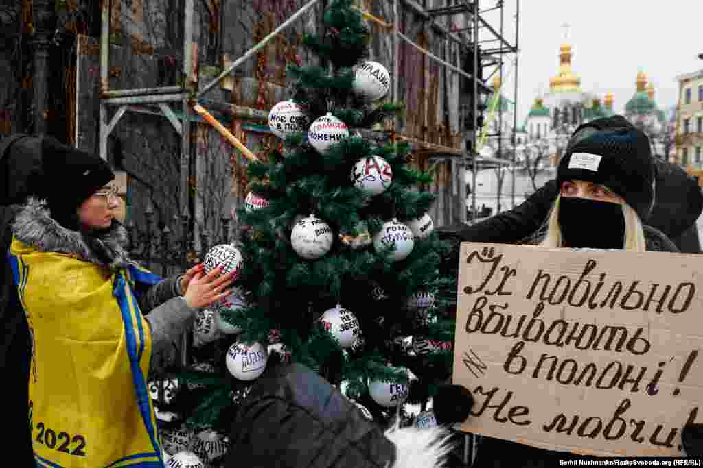 Під час акції рідні українських полонених встановили ялинку з кульками, на яких написані заклики звільнити бранців