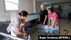 Shumë biznese në Kosovë përballen me mungesa uji dhe të rrymës, ndaj detyrohen të improvizojnë zgjidhje.