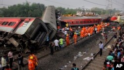 Спасителната акция на мястото на влаковата катастрофа в индийския щат Одиша продължава и в неделя.