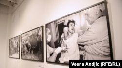 Na fotografiji prvoj zdesna: Pristalice Armije BiH zarobljeni od strane pripadnika Narodne odbrane zapadne Bosne u logoru Batnoga, zapadna Bosna, 1994.