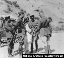 Harbord (djathtas) "duke inspektuar pushkën e një arabi" gjatë kalimit në rrugën përmes territorit turk drejt Armenisë, në shtator të vitit 1919.