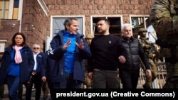 Президент Володимир Зеленський (посередині) і голова МАГАТЕ Рафаель Ґроссі (праворуч) на території Дніпровської гідроелектростанції (ДніпроГЕС). Запоріжжя, 27 березня 2023 року