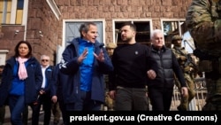 Ukrainian President Volodymyr Zelenskiy (right) and IAEA chief Rafael Grossi (left) meet in Zaporizhzhya on March 27.