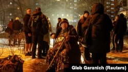 Banorët e Kievit e kalojnë natën në qiell të hapur si pasojë e sulmeve ruse 
