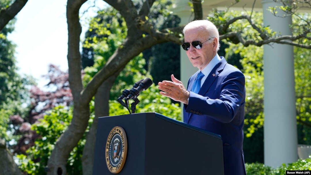 Președintele Joe Biden vorbește la semnarea unui ordin executiv prin care ar urma să creeze Biroul Casei Albe pentru Justiție de Mediu, în Grădina Trandafirilor de la Casa Albă, Washington, 21 aprilie 2023.