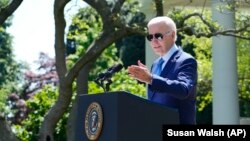 Președintele Joe Biden vorbește la semnarea unui ordin executiv prin care ar urma să creeze Biroul Casei Albe pentru Justiție de Mediu, în Grădina Trandafirilor de la Casa Albă, Washington, 21 aprilie 2023.