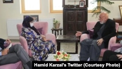 حامد کرزی رئیس جمهور پیشین افغانستان و روزوا اوتونبایوا نماینده سرمنشی سازمان ملل در کابل با هم دیدار کردند. ( تصویر از صفحه تویتر حامد کرزی) 