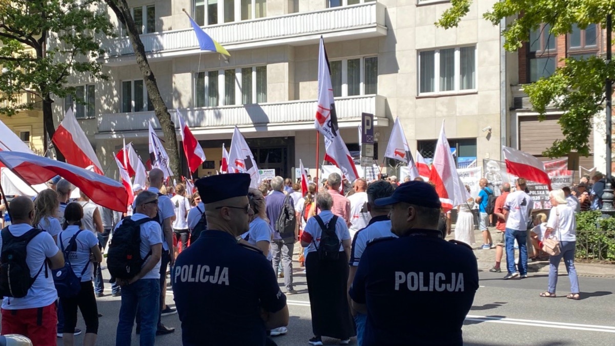 проросійські сили у Варшаві провели мітинг біля посольства України. Сталися сутички (фото)