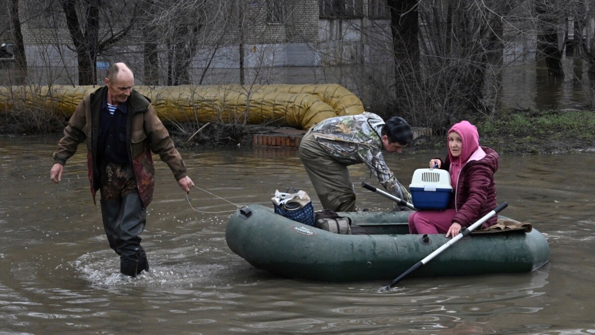 Десетки хиляди хора в Южна Русия и Казахстан се евакуират