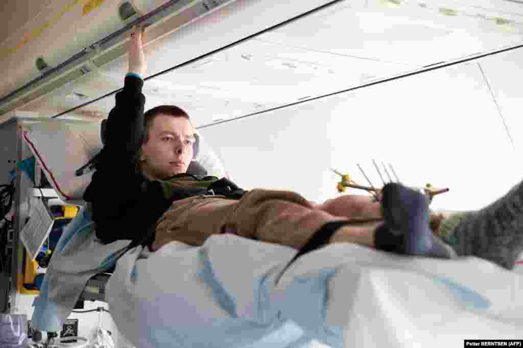 Ranjeni ukrajinski vojnik Nikola Fedirko, 22, odmara na za Rzeszow u Poljskoj. &quot;Ovo je prvi put da putujem avionom&quot;, kaže Fedirko, koji je pogođen granatom u rovu u regionu Donjecka. &nbsp;