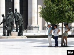 Скопјани во сенка на горештините