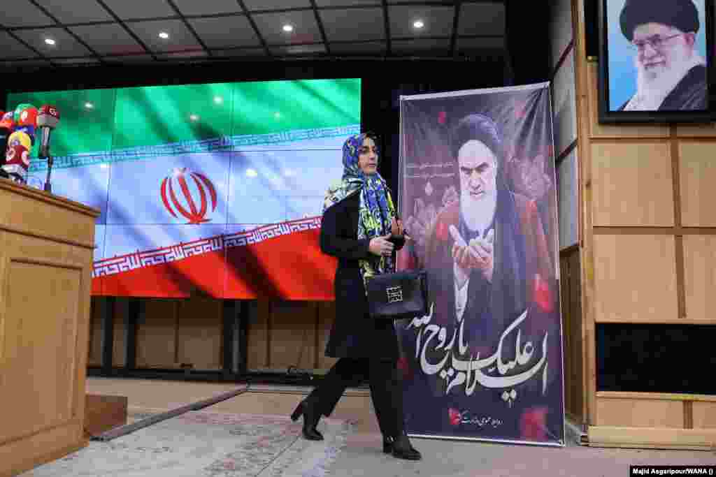 Ish-deputetja iraniane, Hamideh Zarabadi, duke u larguar nga një konferencë për shtyp pasi u regjistrua si kandidate për zgjedhjet presidenciale më vonë këtë muaj, në Ministrinë e Brendshme në Teheran.