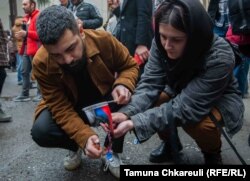 ბექა კვაჭანტირაძე, სამოქალაქო აქტივისტი - "ეს კანონი რუსული ნარატივია. სამწუხაროდ, ჩვენი ხელისუფლება ვასალია, აგრძელებს იმავეს და უნდა მოახრჩოს არა მხოლოდ თავისუფალი აზრი, არამედ გადაკეტოს ფინანსური წყაროები და იყოს ერთპიროვნული მმართველი. ცოტა ხანში შეზღუდავს მედიას და აქედან რაღა დარჩა რუსეთამდე?"