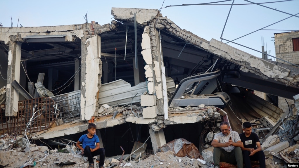 Палестинци присъстват на молитва за Курбан Байрам край руините на джамия, разрушена от израелски въздушни удари, 16 юни 2024 г.