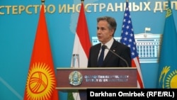 انتونی بلینکن وزیر خارجه ایالات متحده هنگام سخنرانی در آستانه پایتخت قزاقستان 