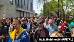 Група граѓани протестираа во петокот, на 28 април, пред Парламентот на Федерацијата Босна и Херцеговина поради одлуката на високиот претставник во БиХ, Кристијан Шмит, за деблокирање на формирањето на владата на ФБиХ.