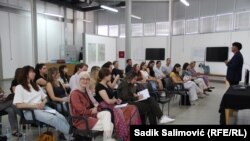 Učesnici međunarodne omladinske škole "Studij genocida", Srebrenica, 8. juli 1995.