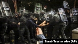 Полицията в Грузия задържа един от протестиращите срещу закона за "чуждестранните агенти".
