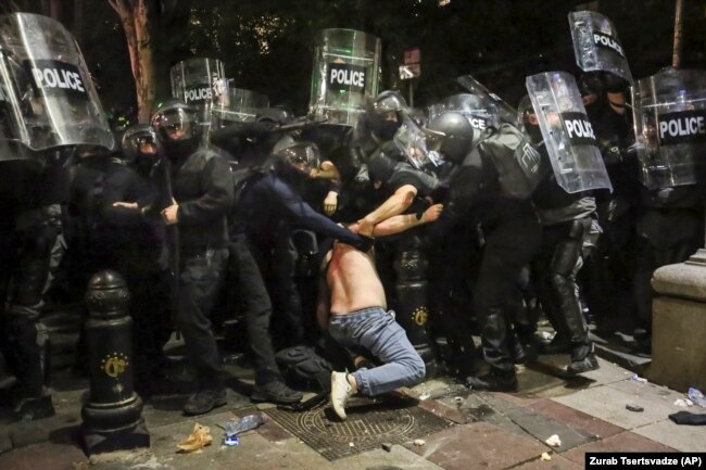 Полиция задерживает участника акции, Тбилиси, 1 мая 2024 года