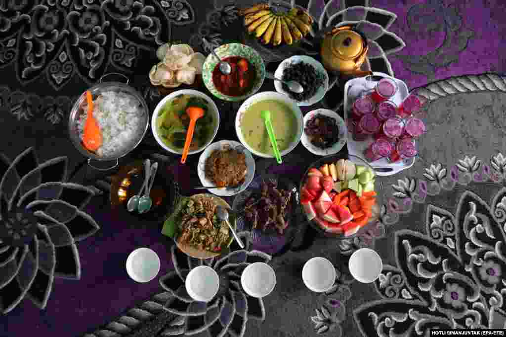 Iftarska sofra mještana indonezijskog sela&nbsp;Aceh Besar, 25. mart.