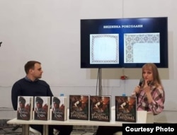 Александра Шутко во время презентации своих книг на фестивале «Книжная страна»