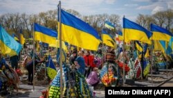 Поховання українських військових на кладовищі в місті Бровари під Києвом 23 квітня 2023 року