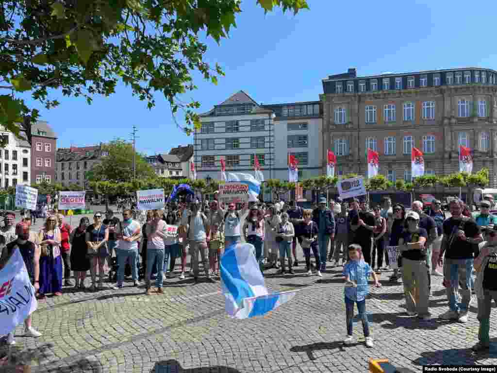 Поддржувачите на митинг во Дизелдорф, Германија. &bdquo;Како и секогаш, на мојот роденден, сакам да им се заблагодарам на сите луѓе што ги запознав во мојот живот. На добрите што ми помогнаа и сѐ уште ми помагаат. На лошите за тоа што моето искуство со нив ме научи нешто. Му благодарам на моето семејство што секогаш беше тука за мене!&ldquo; Навални напиша на Твитер.