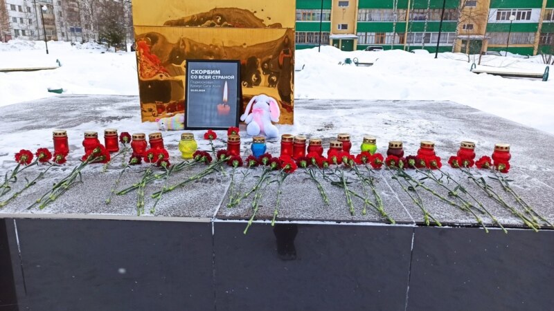 Россияне возлагают цветы к стихийным мемориалам в память погибших в теракте
