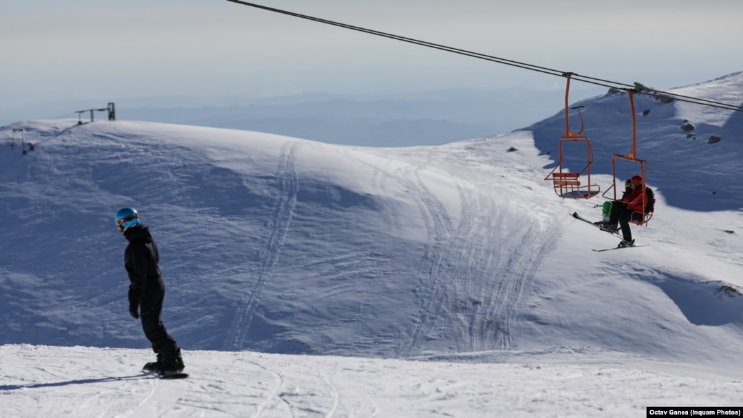 În România funcţionează peste 60 de telescaune, telegondole şi telecabine. Majoritatea deservesc domenii schiabile, iar unele dintre ele – cele din zonele montane cu mare aflux de turişti, precum Valea Prahovei – sunt în funcțiune şi vara. 