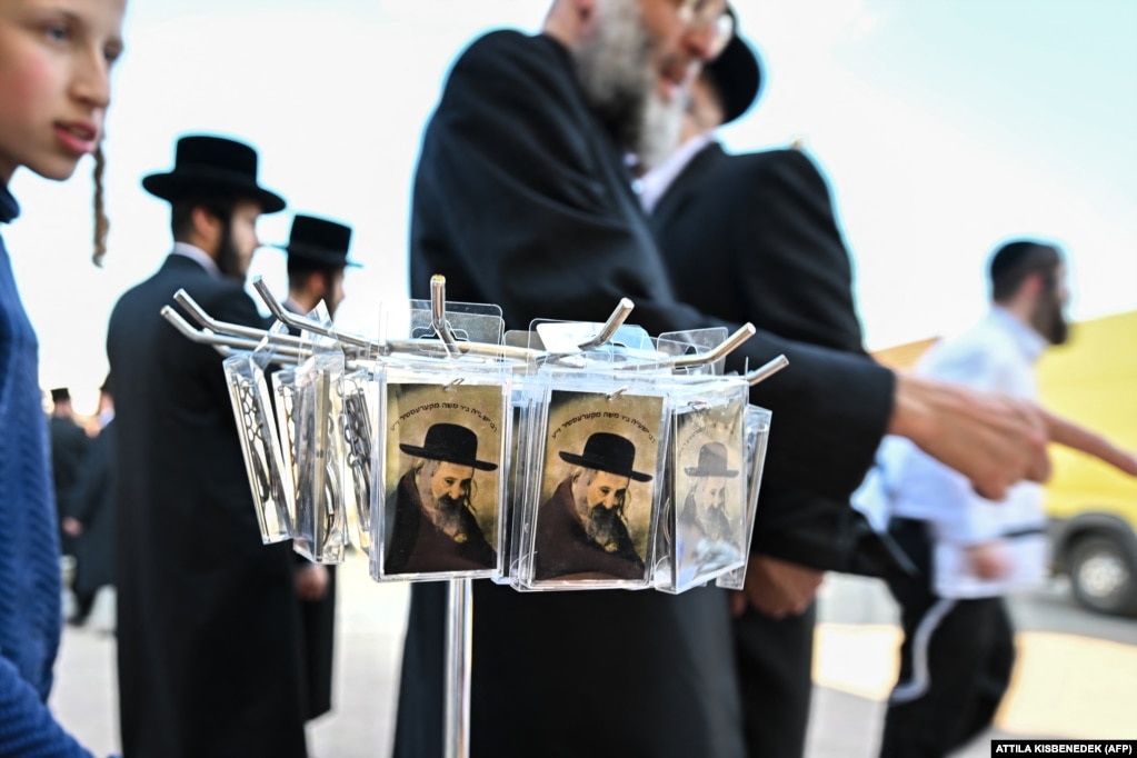 Los creyentes consideran que las imágenes del rabino Steiner son amuletos protectores. En Israel, los dueños de las tiendas exhiben su imagen para disuadir a los ratones de ingresar a sus establecimientos.