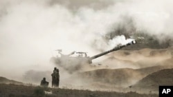 Ізраїльські військові на позиціях у південній частині країни ведуть вогонь у бік Сектора Гази, 25 жовтня 2023 року