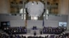 Regele Marii Britanii Carol al III-lea, în centru, se adresează Bundestagului, Parlamentului Germaniei, joi, 30 martie 2023.