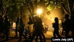 Zyrtarë policorë patrullojnë në Francën e goditur nga protesta masive, 1 korrik 2023.