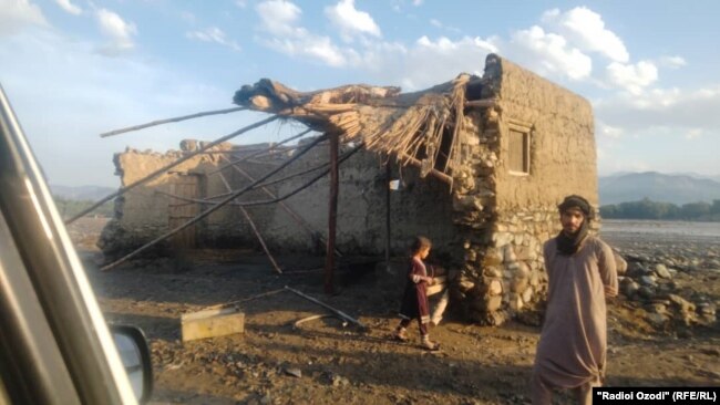 سیلاب زده گان در ننگرهار شکایت دارند که کمک به آنان صورت نگرفته و در برخی موارد کمک ها بسیار اندک بوده است.