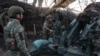 Кореспонденти Радіо Свобода побували у артилеристів 148-ї окремої артилерійської бригади ДШВ, які, серед інших видів озброєння, активно застосовують надану США гармату M777, Донецька область, 20 квітня 2024 року